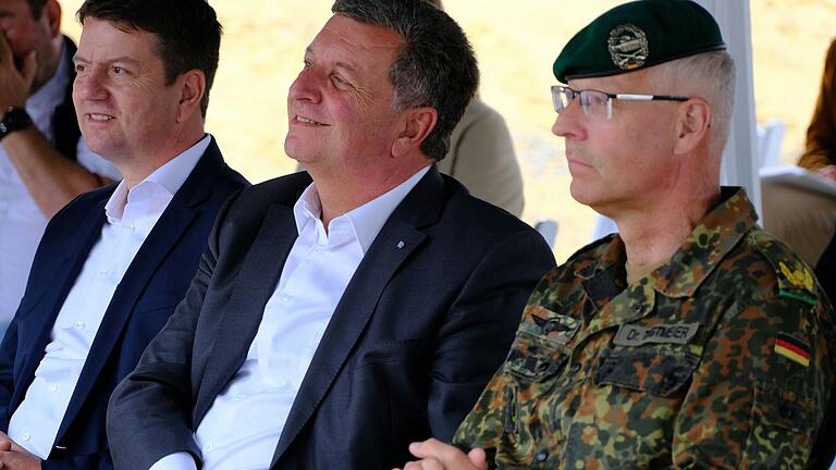 Innenstaatssekretär Sandro Kirchner, Bauminister Christian Bernreiter und Brigadegeneral Michael Tegtmeier. Innenstaatssekretär Sandro Kirchner, Bauminister Christian Bernreiter und Brigadegeneral Michael Tegtmeier.