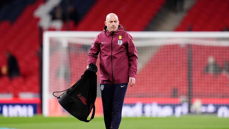 England - Griechenland       -  Musste seine erste Niederlage als Coach der englischen Nationalmannschaft hinnehmen: Interimstrainer Lee Carsley.