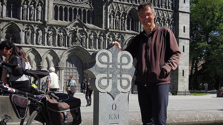 Johannes Reichert am Ziel des Olavsweges vor dem Nidarosdom in Trondheim (Norwegen): Da hatte er die 643 Kilometer des Pilgerweges auf dem Fahrrad hinter sich gebracht. Johannes Reichert am Ziel des Olavsweges vor dem Nidarosdom in Trondheim (Norwegen): Da hatte er die 643 Kilometer des Pilgerweges auf dem Fahrrad hinter sich gebracht.