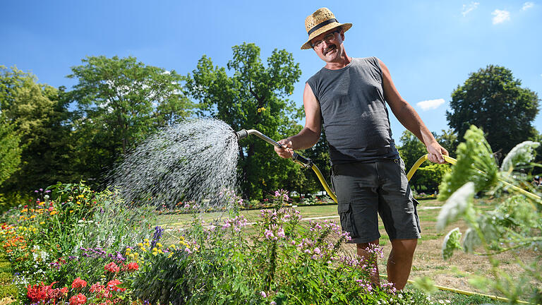 Ein Gärtner der Schlösserverwaltung gießt im Hofgarten der Residenz in Würzburg. Foto: Daniel Peter Ein Gärtner der Schlösserverwaltung gießt im Hofgarten der Residenz in Würzburg. Foto: Daniel Peter