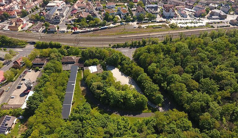 Das stadtnahe Areal der Kitzinger Schützen mit dem Schützenhaus (links mit Photovoltaikanlage). Die Oberen Anlagen (rechts) waren nicht in das Projekt einbezogen.