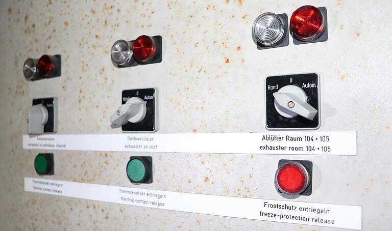 Als müsste man nur einen der vielen Schalter und Knöpfe drücken: Die Regeltechnik im Gebäude ist noch komplett vorhanden.