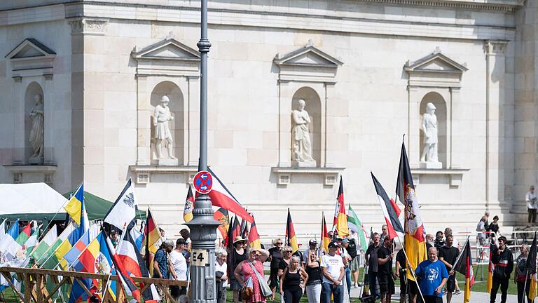 Reichsbürger-Szene       -  Sogenannte Reichsbürger demonstrieren auf dem Königsplatz in München. Titel der Veranstaltung ist: &bdquo;Das große Treffen der Bundesstaaten, Heimath und Weltfrieden&rdquo;. (Archivfoto)