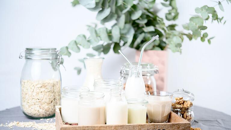 Pflanzenmilch - Im Kaffee sorgen Pflanzendrinks wie Hafer- oder Mandeldrink oft für eine dominante säuerliche oder bittere Note. Wen das stört, der sollte für ein milderes Aroma eine Prise Kochsalz in den Kaffeebecher streuen. Pflanzenmilch - Im Kaffee sorgen Pflanzendrinks wie Hafer- oder Mandeldrink oft für eine dominante säuerliche oder bittere Note. Wen das stört, der sollte für ein milderes Aroma eine Prise Kochsalz in den Kaffeebecher streuen.