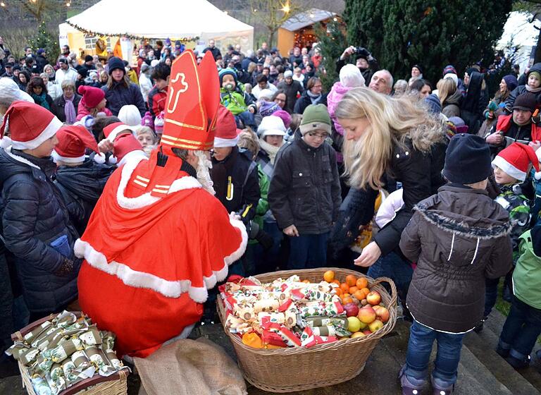 Beim Weihnachtsmarkt in Gerlachsheim schaut auch der Nikolaus vorbei. Beim Weihnachtsmarkt in Gerlachsheim schaut auch der Nikolaus vorbei.