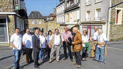 So sieht es also aus in Pont d'Ouilly: Besichtigungstour der Hafenlohrer Delegation in der künftigen Partnergemeinde im normannischen Departement Calvados. Eine wunderschöne Gemeinde mit typischem Ortsbild &ndash; darin waren sich die Fahrtteilnehmer einig.