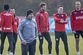 Erster Auftritt mit dem FWK-Logo auf der Brust: Bernhard Trares (vorne) leitete am Montagnachmittag seine erste Einheit als neuer Coach der Rothosen am Trainingsgelände in Randersacker.