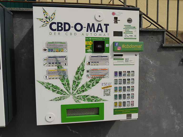 In der Hofheimer Straße in Haßfurt ist einer von insgesamt vier 'CBD-O-Maten' im Landkreis Haßberge angebracht.