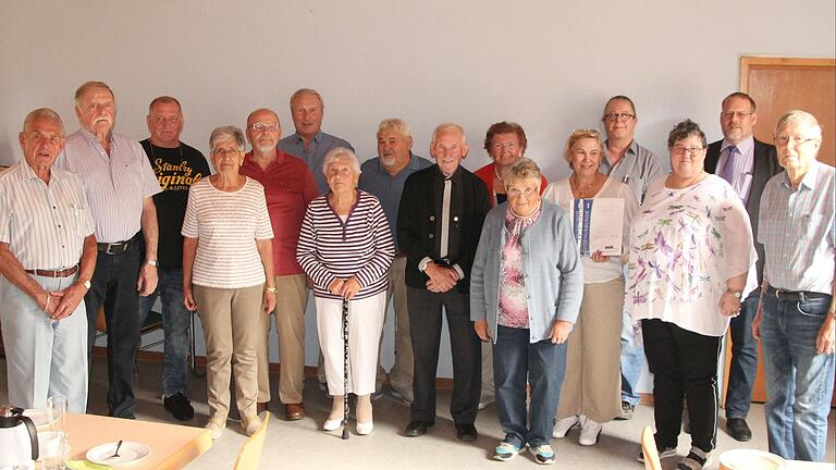 Im Bild: Horst Köhler (30 Jahre), Dieter Winter (25 Jahre), Karl-Erich Kestler (40 Jahre), Heidemarie Leopold (25 Jahre), Karl Leopold (30 Jahre aktive Mitarbeit), Herbert Madinger (10 Jahre), Martha Hofmann (30 Jahre), Erwin Wiege (20 Jahre), Paul Seufert (40 Jahre), Else Hirt (25 Jahre), Erika Spielvogel (10 Jahre), Barbara Kassner (10 Jahre), Burkard Seufert(10 Jahre), Birgit Sennfelder (20 Jahre), Jochen Kraft (stellv. Vorsitzender), Herbert Bocklet (40 Jahre, Vorsitzender). Im Bild: Horst Köhler (30 Jahre), Dieter Winter (25 Jahre), Karl-Erich Kestler (40 Jahre), Heidemarie Leopold (25 Jahre), Karl Leopold (30 Jahre aktive Mitarbeit), Herbert Madinger (10 Jahre), Martha Hofmann (30 Jahre), Erwin Wiege (20 Jahre), Paul Seufert (40 Jahre), Else Hirt (25 Jahre), Erika Spielvogel (10 Jahre), Barbara Kassner (10 Jahre), Burkard Seufert(10 Jahre), Birgit Sennfelder (20 Jahre), Jochen Kraft (stellv. Vorsitzender), Herbert Bocklet (40 Jahre, Vorsitzender).