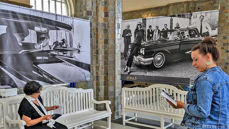 Ausstellungsbesucherinnen vor den Fotos von René Greiner in der Wandelhalle.       -  Ausstellungsbesucherinnen vor den Fotos von René Greiner in der Wandelhalle.