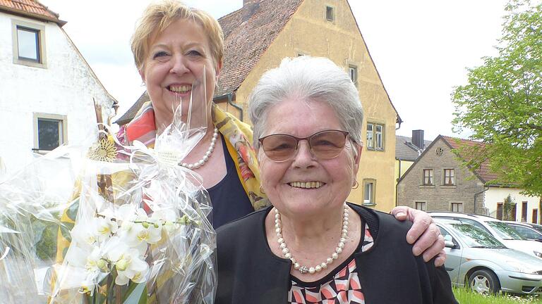 Nicht zu glauben: 90 Jahre alt ist Isolde Bauer aus Dimbach. Auch Volkachs stellvertretende Bürgermeisterin Gerlinde Martin machte ihre Aufwartung und gratulierte mit einem Blumengruß.