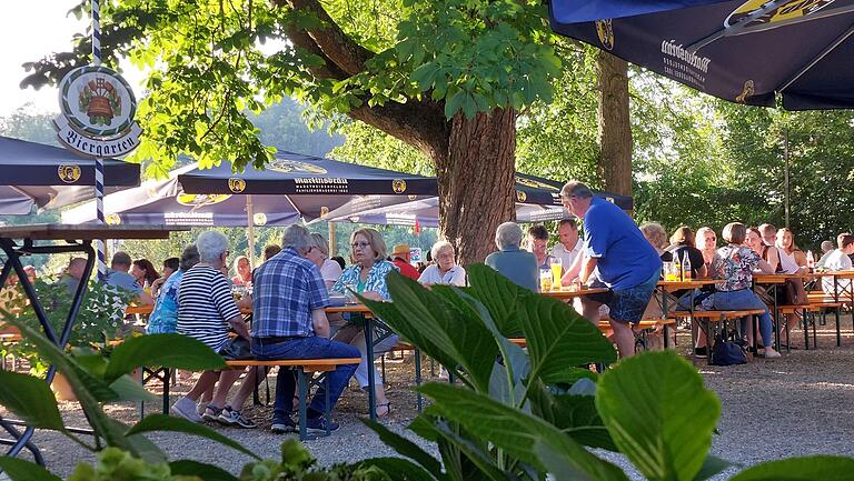 Der Marktheidenfelder Biergarten am Main der Martinsbräu ist laut dem Kulinarik-Magazin Falstaff einer der drei schönsten Biergärten in Bayern. Der Marktheidenfelder Biergarten am Main der Martinsbräu ist laut dem Kulinarik-Magazin Falstaff einer der drei schönsten Biergärten in Bayern.