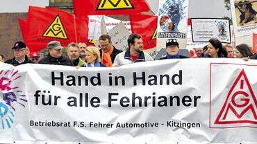 Kampf um Arbeitsplätze: Hunderte von Menschen demonstrierten im Frühjahr des Jahres 2013 in Kitzingen für den Erhalt der Produktion bei Fehrer – mit Erfolg. In diesem Jahr übernahm ein Autozulieferer das Unternehmen, die Kündigungen wurden zurückgenommen. Kampf um Arbeitsplätze: Hunderte von Menschen demonstrierten im Frühjahr des Jahres 2013 in Kitzingen für den Erhalt der Produktion bei Fehrer – mit Erfolg. In diesem Jahr übernahm ein Autozulieferer das Unternehmen, die Kündigungen wurden zurückgenommen.