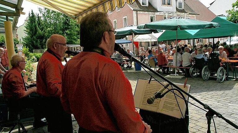 &bdquo;Die drei Wiesenmüller&ldquo; spielten beim !Sommerfest im Altenheim St. Aurelia in Zell.