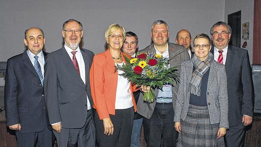 Eine Schar von Grußwortrednern würdigte Susanne Kastners (3. von links) Einsatz im Bundestagswahlkreis Bad Kissingen: (von links) Alfred Schrenk, Bürgermeister des Marktes Wildflecken, Walter Kolbow, Parlamentarischer Staatssekretär a. D., SPD-Kreisvorsitzender von Rhön-Grabfeld, René van Eckert, SPD-Unterbezirksvorsitzender Jürgen Hennemann, Ewald Simon, 2. Vorsitzender SPD-Ortsverein Bischofsheim, MdB Sabine Dittmar und Bezirksrat Bernhard Ruß.