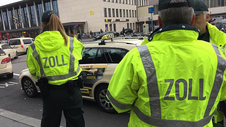 Einsatzkräfte der Finanzkontrolle Schwarzarbeit prüfen am Hauptbahnhof Würzburg rund 25 Taxifahrer. Die Beamten suchen nach Anzeichen für Mindestlohnverstöße, Sozialversicherungsbetrug oder Scheinselbständigkeit.&nbsp;&nbsp;