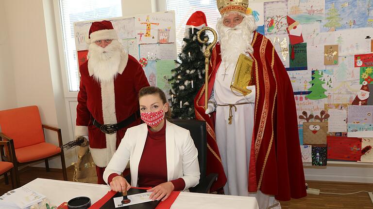 Trotz des Schutzes von Nikolaus und Knecht Rupprecht durfte die bayerische Digitalministerin Judith Gerlach bei der diesjährigen Eröffnung des Weihnachtspostamts in Himmelstadt nicht auch die Gesichtsmaske verzichten.