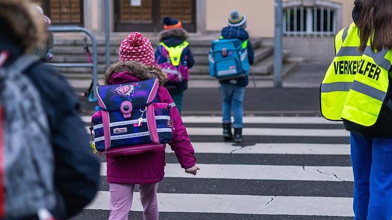 Schülerlotsinnen und -lotsen sind ein wichtiges Instrument, um den Kindern den Weg ins Schulhaus sicherer zu machen.