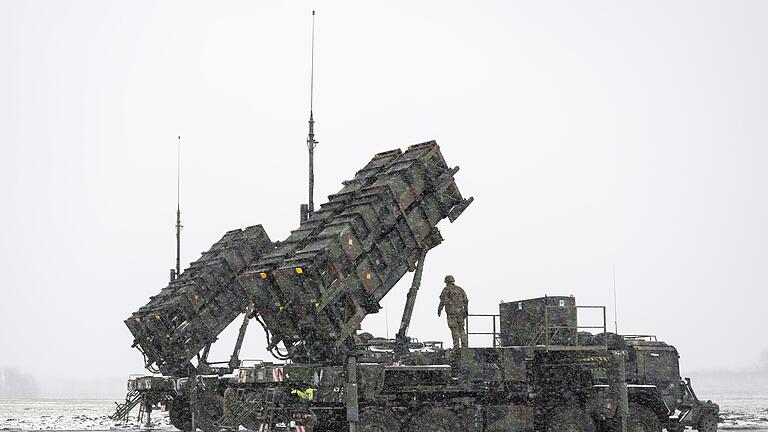 Deutschlands Flugabwehrsystem Patriot.jpeg       -  03.04.2023, Polen, Miaczyn: Soldaten der Bundeswehr stehen auf einem Anhänger mit Abschussrampen für Lenkflugkörper des Patriot-Luftabwehrsystems auf einem schneebedeckten Feld im südosten Polens. (Illustration zu dpa: Deutschlands Flugabwehrsystem Patriot in Ukraine') Foto: Sebastian Kahnert/dpa +++ dpa-Bildfunk +++