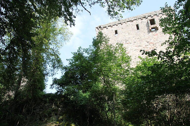 Die Ruine der Reußenburg im Truppenübungsplatz Hammelburg.
