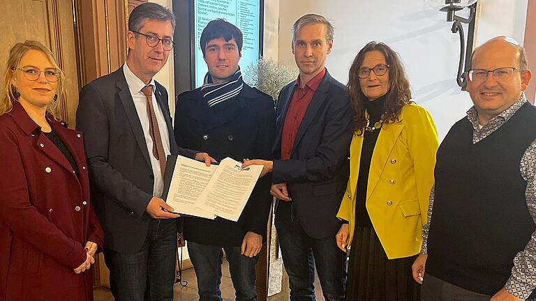 Vertreterinnen und Vertreter der Bürgervereins Heuchelhof übergaben im Rathaus eine Unterschriftenliste an Oberbürgermeister Christian Schuchardt (v.l.): Stephanie Kühn, Christian Schuchardt,  Dominik Mainusch, Alexander Kühn, Christiane Kerner und Udo Feldinger.