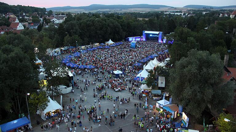 Die Streuwiese in Mellrichstadt eignet sich bestens als Festival-Gelände (im Bild bei der BR-Radltour mit Open Air 2015).