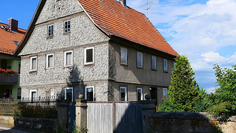 Das alte Pfarrhaus von Weisbach und eine daneben gelegene Scheune sollen für das neue Feuerwehrhaus weichen.&nbsp;