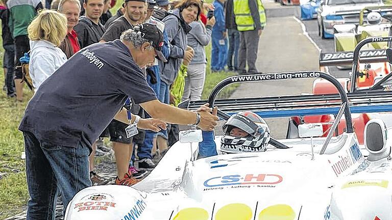 Herzlichen Glückwunsch: Rennleiter Klaus Höhn (links) bei der Rückführung der Fahrzeuge mit dem Schweinfurter Sieger Uwe Lang. Herzlichen Glückwunsch: Rennleiter Klaus Höhn (links) bei der Rückführung der Fahrzeuge mit dem Schweinfurter Sieger Uwe Lang.