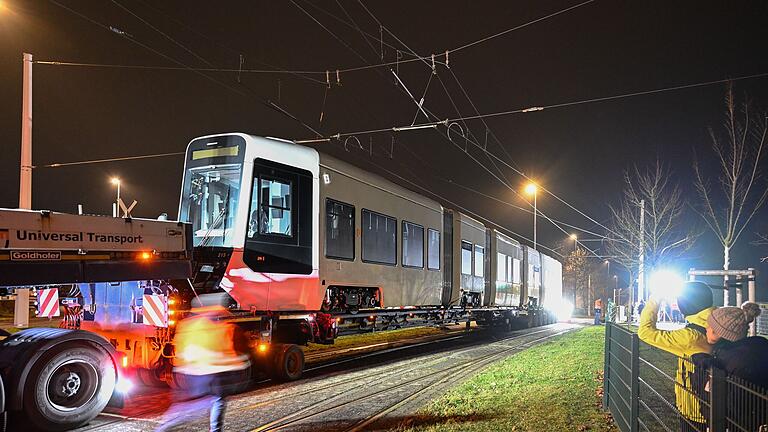 Der erste Straßenbahnzug aus Leipzig ist Dienstagnacht am Heuchelhof angkommen.