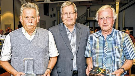 Gute Seelen im Verein: Main-Post-Redakteur Robert Menschick (Mitte) überreicht die Trophäen an Gerd Blendinger (TSV Grombühl, links) und Manfred Hartmann (TV Unterdürrbach).