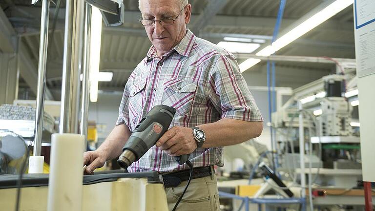 Mittelständisches Unternehmen veredelt Luxuskarossen - Höchste Konzentration: Bei der Millimeterarbeit für die Nobelkarossen kann sich niemand Fehler leisten. Mittelständisches Unternehmen veredelt Luxuskarossen - Höchste Konzentration: Bei der Millimeterarbeit für die Nobelkarossen kann sich niemand Fehler leisten.
