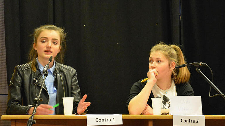 'Sollen die Bußgelder für Verschmutzungen des öffentlichen Raumes angehoben werden?' - darüber diskutierten Anna-Lena Kammerer vom Bayreuther Markgräfin-Wilhelmine-Gymnasium (links) und Viktoria Weiß vom Hochfranken-Gymnasium Neila. Sie vertraten im Finale des Wettbewerbs 'Jugend debattiert' in der Sekundarstufe I die Contra-Seite. Fotos: Björn Hein       -  'Sollen die Bußgelder für Verschmutzungen des öffentlichen Raumes angehoben werden?' - darüber diskutierten Anna-Lena Kammerer vom Bayreuther Markgräfin-Wilhelmine-Gymnasium (links) und Viktoria Weiß vom Hochfranken-Gymnasium Neila. Sie vertraten im Finale des Wettbewerbs 'Jugend debattiert' in der Sekundarstufe I die Contra-Seite. Fotos: Björn Hein