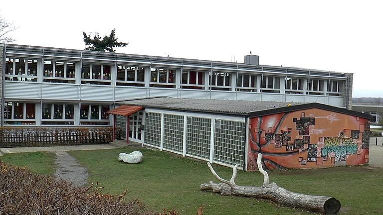 Die Pausenhalle der Grundschule in Sylbach soll abgerissen und durch einen Mensa-Neubau ersetzt werden. Die neue Mensa soll auch die benachbarte Lebenshilfe mitbenutzen. Die Pausenhalle der Grundschule in Sylbach soll abgerissen und durch einen Mensa-Neubau ersetzt werden. Die neue Mensa soll auch die benachbarte Lebenshilfe mitbenutzen.