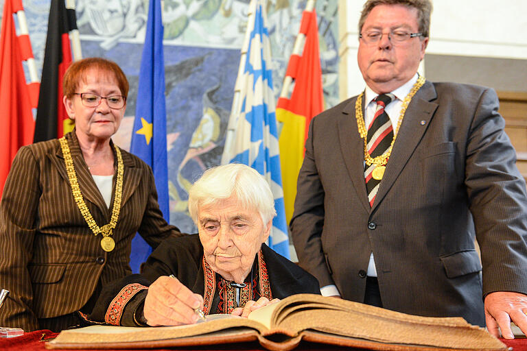 Bei einem Besuch in Würzburg trug sich Ruth Pfau im Jahr 2014 im Rathaus ins Goldene Buch der Stadt ein, beobachtet von Bürgermeisterin Marion Schäfer-Blake und Bürgermeister Adolf Bauer. Bei einem Besuch in Würzburg trug sich Ruth Pfau im Jahr 2014 im Rathaus ins Goldene Buch der Stadt ein, beobachtet von Bürgermeisterin Marion Schäfer-Blake und Bürgermeister Adolf Bauer.