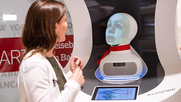 Mensch spricht mit Computer: Was hier in einem Reisezentrum der Deutschen Bahn gezeigt wird, basiert auf Künstlicher Intelligenz und nennt sich Chatbot. Mensch spricht mit Computer: Was hier in einem Reisezentrum der Deutschen Bahn gezeigt wird, basiert auf Künstlicher Intelligenz und nennt sich Chatbot.