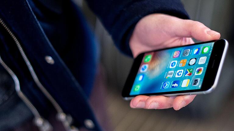 Vier Mobilfunkgeräte zum Preis von knapp 2500 Euro hat ein Mann in einem Handy-Shop in Würzburg gestohlen.