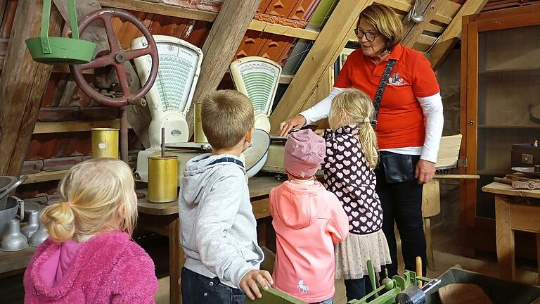 Vorsitzende Helga Ländner zeigt den Kindern Gebrauchsgegenstände von früher. Vorsitzende Helga Ländner zeigt den Kindern Gebrauchsgegenstände von früher.