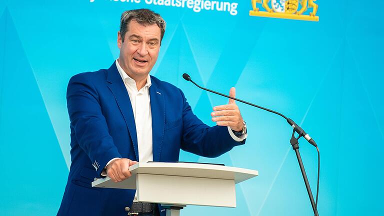 Nach einer Videoschalte des bayerischen Kabinetts äußerte sich Markus Söder am Montag zu den bundesweit steigenden Infektionszahlen, der Teststrategie der Staatsregierung und der Rückkehr der Fans in die Fußball-Stadien. Nach einer Videoschalte des bayerischen Kabinetts äußerte sich Markus Söder am Montag zu den bundesweit steigenden Infektionszahlen, der Teststrategie der Staatsregierung und der Rückkehr der Fans in die Fußball-Stadien.