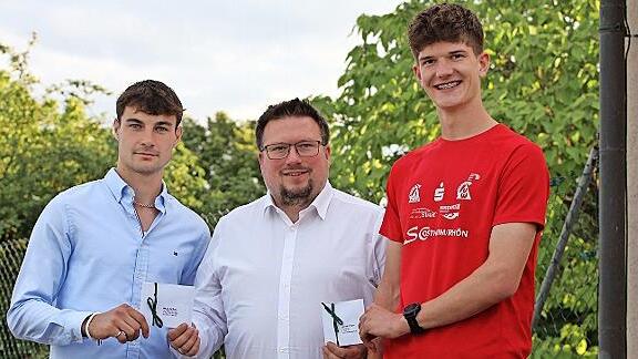 Andreas Lapp, der Bezirksvorsitzende der Unterfränkischen Leichtathleten, ehrte im Rahmen der Versammlung Niklas Amthor (links) und Lennard Rössler (rechts) - Andreas Lapp, der Bezirksvorsitzende der Unterfränkischen Leichtathleten, ehrte im Rahmen der Versammlung Niklas Amthor (links) und Lennard Rössler (rechts) Andreas Lapp, der Bezirksvorsitzende der Unterfränkischen Leichtathleten, ehrte im Rahmen der Versammlung Niklas Amthor (links) und Lennard Rössler (rechts) - Andreas Lapp, der Bezirksvorsitzende der Unterfränkischen Leichtathleten, ehrte im Rahmen der Versammlung Niklas Amthor (links) und Lennard Rössler (rechts)