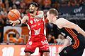 Jhivvan Jackson (links) war für 20 Punkte der Würzburg Baskets im Spiel in Ulm (rechts Philipp Herkenhoff) verantwortlich.