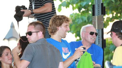 Nowitzki signiert beim Zug durch Würzburg       -  Nowitzki signiert beim Zug durch Würzburg