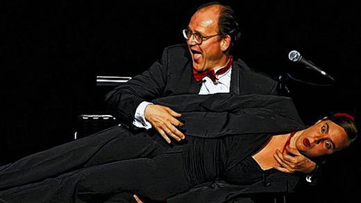 Komisch: Sabine Fischmann und Michael Quast – hier in ihrer buchstäblich schrägen Version der Fensterarie aus „Don Giovanni“. Komisch: Sabine Fischmann und Michael Quast – hier in ihrer buchstäblich schrägen Version der Fensterarie aus „Don Giovanni“.