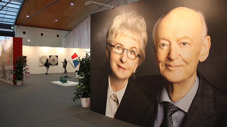 Das Foto des Sammlerehepaars Rosemarie und Peter C. Ruppert flankiert den Eingang zur Sonderschau auf der art Karlsruhe. Es entstand erst im November. Am 11. Februar ist Peter C. Ruppert gestorben. Das Foto des Sammlerehepaars Rosemarie und Peter C. Ruppert flankiert den Eingang zur Sonderschau auf der art Karlsruhe. Es entstand erst im November. Am 11. Februar ist Peter C. Ruppert gestorben. 