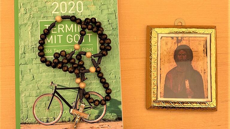 Religiöse Souvenirs aus der Justizvollzugsanstalt Straubing brachte ein Zeuge seiner ehemaligen Lebensgefährtin zur Stärkung mit. Sie steht wegen Drogenhandels in Würzburg vor Gericht. Religiöse Souvenirs aus der Justizvollzugsanstalt Straubing brachte ein Zeuge seiner ehemaligen Lebensgefährtin zur Stärkung mit. Sie steht wegen Drogenhandels in Würzburg vor Gericht.