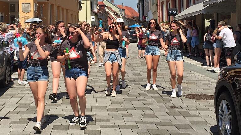 65 Abiturientinnen und Abiturienten des Martin-Pollich-Gymnasiums Mellrichstadt haben das Abitur bestanden. Im Bild der 'Abi-Walk' vom Gymnasium in die Innenstadt am Tag der Notenbekanntgabe am 18. Juni. 65 Abiturientinnen und Abiturienten des Martin-Pollich-Gymnasiums Mellrichstadt haben das Abitur bestanden. Im Bild der 'Abi-Walk' vom Gymnasium in die Innenstadt am Tag der Notenbekanntgabe am 18. Juni.