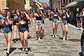 65 Abiturientinnen und Abiturienten des Martin-Pollich-Gymnasiums Mellrichstadt haben das Abitur bestanden. Im Bild der 'Abi-Walk' vom Gymnasium in die Innenstadt am Tag der Notenbekanntgabe am 18. Juni.