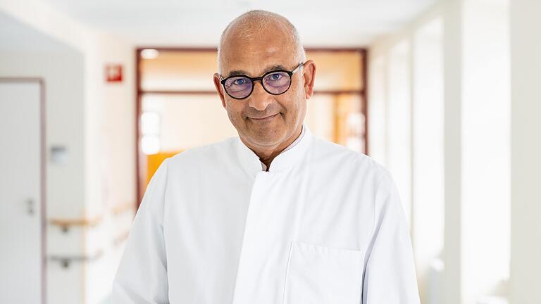 Prof. Tino Schwarz ist seit 1996 Chefarzt des Zentrallabors am Juliusspital, seit 2017 unter dem Dach des Klinikums Würzburg Mitte, sowie Vorsitzender der Hygienekommission an der Klinik. Prof. Tino Schwarz ist seit 1996 Chefarzt des Zentrallabors am Juliusspital, seit 2017 unter dem Dach des Klinikums Würzburg Mitte, sowie Vorsitzender der Hygienekommission an der Klinik.