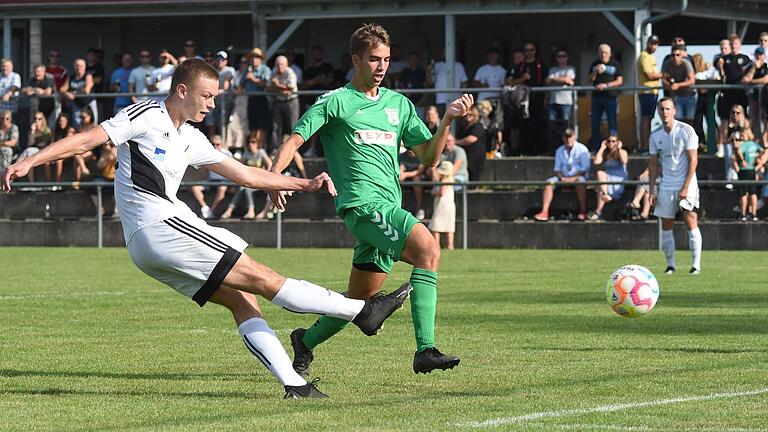 Max Grimm (links) erzielt in dieser Szene den Ausgleich zum 2:2 für den FC Strahlungen im Derby gegen den TSV Großbardorf II (rechts Hannes Stuhl). Nach einer furiosen zweiten Halbzeit bejubeln die Strahlunger am Ende einen 5:2-Heimsieg. Max Grimm (links) erzielt in dieser Szene den Ausgleich zum 2:2 für den FC Strahlungen im Derby gegen den TSV Großbardorf II (rechts Hannes Stuhl). Nach einer furiosen zweiten Halbzeit bejubeln die Strahlunger am Ende einen 5:2-Heimsieg.