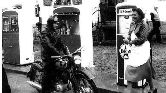 Altfeld hatte früher zwei Tankstellen. Im Bild, das 1965 entstanden ist, ist die der Familie Albert  am Ortsausgang in Richtung Michelrieth zu sehen, an der Lydia Albert gerade einen Kunden bedient.