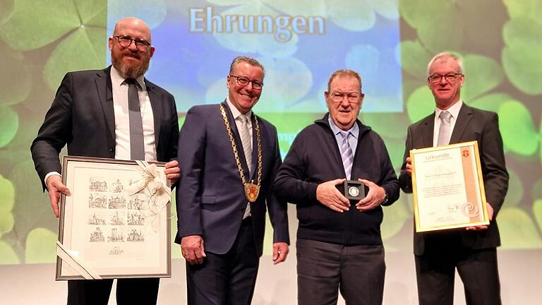 Bürgermeister Jürgen Götz und seine Stellvertreter Elmar Knorz und Steffen Mucha zeichneten beim Neujahrsempfang der Gemeinde Veitshöchheim das Lebenswerk des 81jährigen Urban Kauppert mit der Bürgermedaille aus.